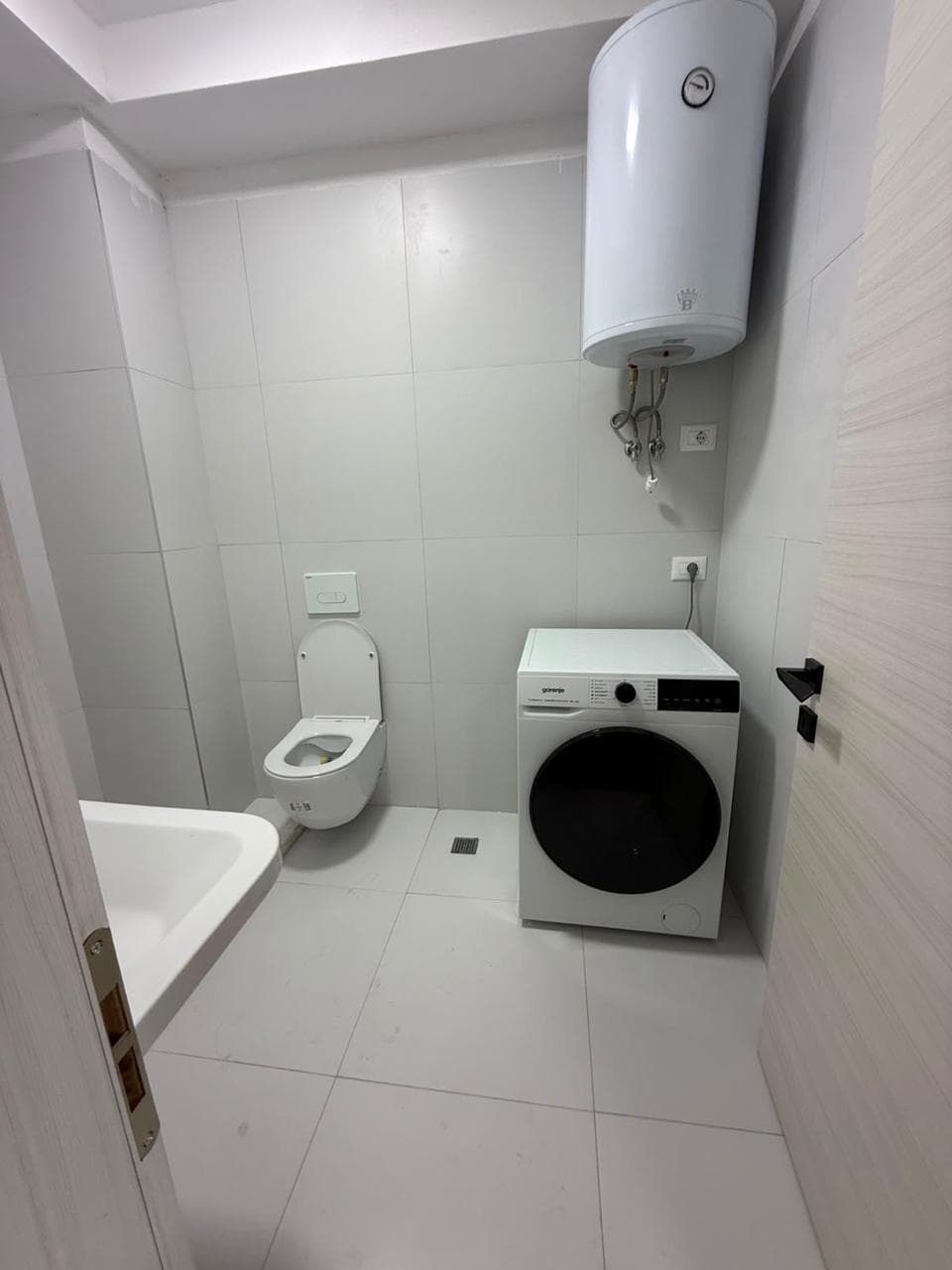 Bathroom with toilet and washing machine