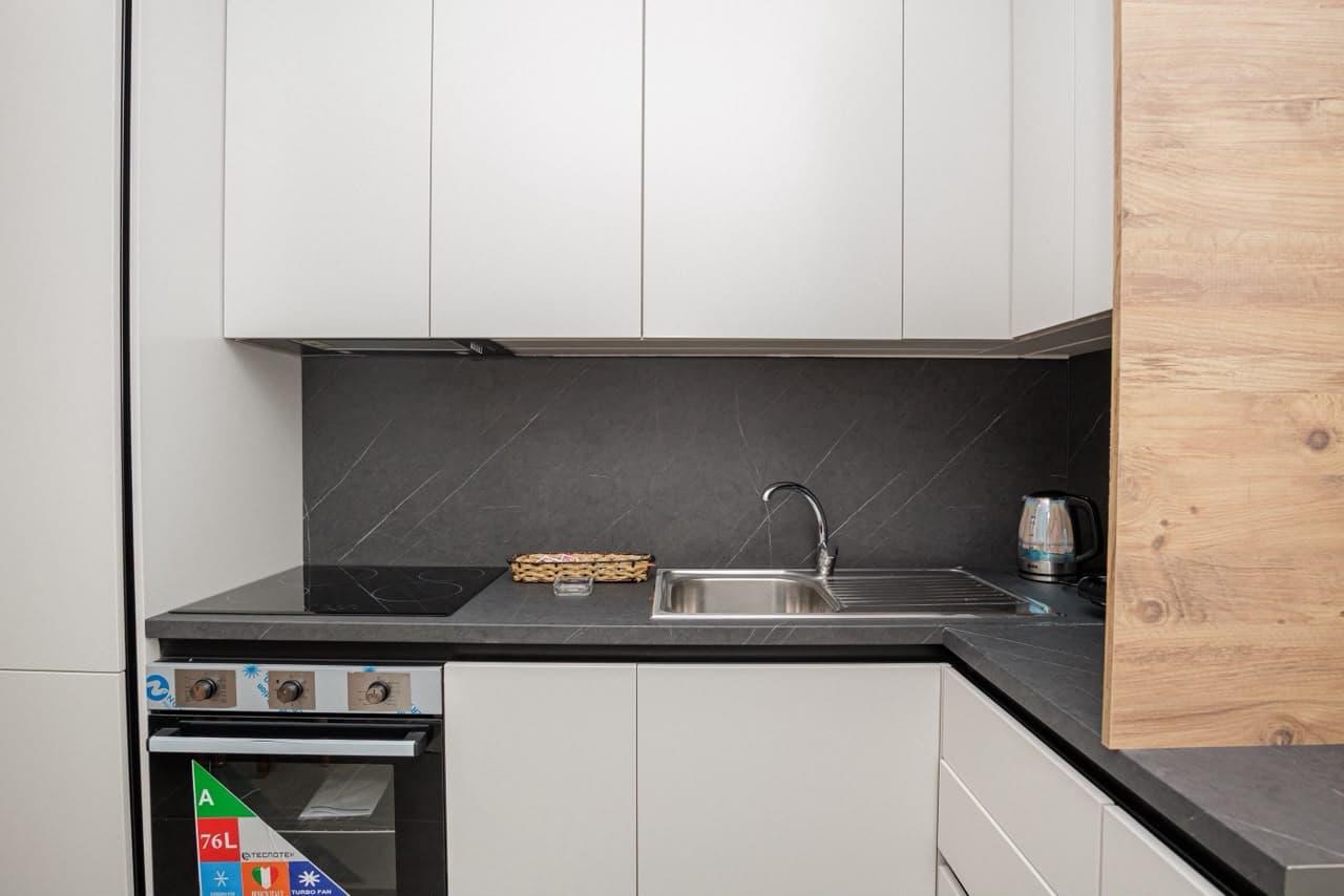 Fully equipped kitchen with oven and hob